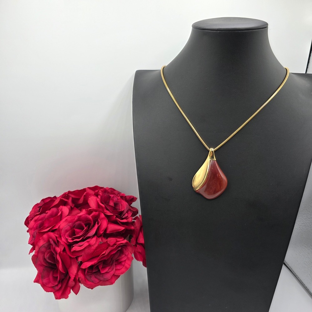 Vintage Crown Trifari Gold Tone Burgundy Red Teardrop Pendant Snake Necklace